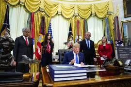El presidente de EU, Donald Trump, habla antes de firmar una orden ejecutiva para revisar las recomendaciones sobre vacunas infantiles en el Despacho Oval de la Casa Blanca el 10 de agosto de 2026.