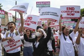 El breve pero caótico incidente no involucró a los miles de manifestantes que participaron en dos grandes y pacíficas manifestaciones anticorrupción en otras partes de la capital. FOTO: