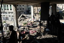 Residentes inspeccionan el lugar de un ataque aéreo israelí en Ciudad de Gaza, el sábado 18 de julio de 2026, informó la AP.