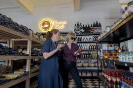 El gobierno cubano anunció que los cubanos que viven en el extranjero pueden ser dueños de negocios, pero los expertos afirman que la medida no es suficiente para salvar a Cuba de su caída libre financiera.