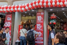 Personal de Profeco instala módulos de atención para orientar a consumidores durante El Buen Fin.