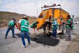 Cuadrillas municipales realizan labores de reparación del pavimento en distintos sectores del municipio para mejorar la movilidad urbana.