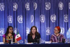 La titular del Área de Programas de la UNODC en México, Stacy de la Torre (c),y la coordinadora del proyecto ‘Agentes de Cambio: saberes y resistencias frente a la trata’, Natalia Espinosa (d), en una rueda de prensa.