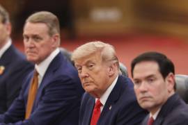 El presidente de Estados Unidos, Donald Trump (c), sentado junto al secretario de Estado de Estados Unidos, Marco Rubio en el Gran Salón del Pueblo en Pekín, China.