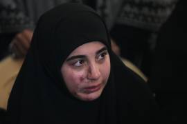 Una mujer herida reacciona mientras asiste al funeral de Ragheb y Jawad Younes, quienes murieron el viernes en un ataque aéreo israelí durante su cortejo fúnebre en la aldea de Saksakiyeh, en el sur del Líbano.