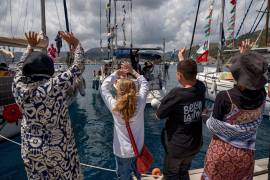 Otras imágenes mostraron a fuerzas israelíes en lanchas rápidas, acercándose y pidiéndoles a los activistas moverse hacia la parte delantera de los botes