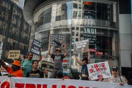 Manifestantes se congregan frente a la bolsa Nasdaq durante una protesta contra la próxima oferta pública inicial de SpaceX en Nueva York.