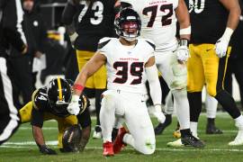 Texans de Houston avanzaron con contundencia al derrotar a los Steelers y se enfrentarán a los Patriots.