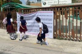 El plantel enfrenta cuestionamientos tras la ausencia del maestro señalado.