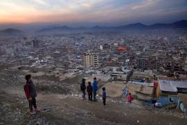 Un niño vuela una cometa en la cima de una colina, el 27 de febrero de 2022, en Kabul, Afganistán.
