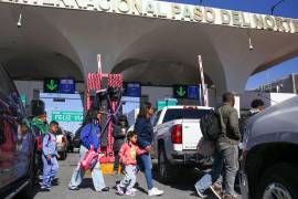 Los negocios en el centro de El Paso reportan caídas de hasta 50% en ventas, mientras que los centros comerciales en Juárez incrementaron sus clientes un 10%.