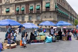 La protesta inició cuando la Mandataria federal ofrecía su conferencia de prensa matutina, pero, hacia el mediodía, ya superaba las cinco horas con la puerta mantenida cerrada por los manifestantes. FOTO: Archivo / Cuartoscuro