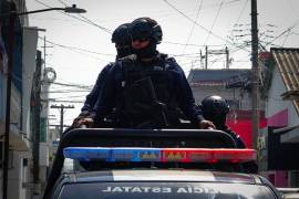 Los elementos de la policía municipal acordonaron la zona para dar paso a los peritos de la FGE quienes realizaron el levantamiento de los cuerpos para su traslado al Servicio Médico Forense. FOTO: CUARTOSCURO.