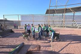 El alcalde Carlos Villarreal dio el banderazo a la rehabilitación del Campo Pericos en la colonia Las Flores.