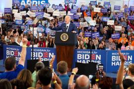 El presidente estadounidense Joe Biden habla durante un evento de campaña en la escuela secundaria Renaissance en Detroit, Michigan.
