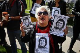 Miembros de la Comisión Funa gritan consignas frente a la casa de Edwin Dimter Bianchi, acusado y juzgado por el asesinato del cantautor chileno Víctor Jara, en Santiago de Chile, el 22 de abril de 2017.