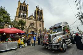 Transportistas de la región Sureste del estado realizan una emotiva peregrinación al Santuario de Nuestra Señora de Guadalupe, adornando sus vehículos con flores y dedicaciones a seres queridos fallecidos.