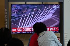 Una pantalla de televisión muestran imágenes de archivo del lanzamiento de un misil norcoreano durante un programa noticioso en la estación de trenes, el sábado 12 de septiembre de 2026, en Seúl, Corea del Sur.