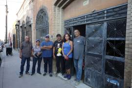 La familia afectada mantiene guardias de 24 horas para proteger su propiedad en el centro de Saltillo.