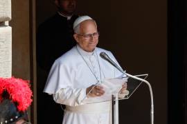 El papa León XIV dirige el rezo del Ángelus en la residencia de verano de Castel Gandolfo, cerca de Roma, Italia.