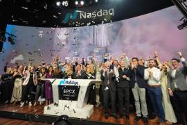 Los empleados de SpaceX celebran durante una ceremonia de toque de campana con motivo de la salida a bolsa de SpaceX