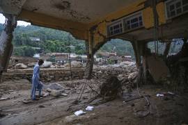 Un vecino mira una casa dañada tras las inundaciones del viernes en un vecindario de Pir Baba, una zona del distrito de Buner, en el noroeste de Pakistán, el domingo 17 de agosto de 2025.