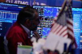 Las acciones bajaban y los precios del petróleo se disparaban el jueves después de que el presidente Donald Trump prometió que Estados Unidos continuaría atacando a Irán.