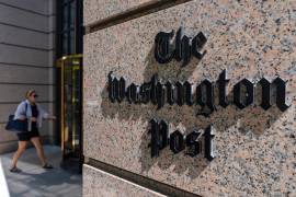 Una persona entra al edificio donde están las oficinas del periódico Washington Post, en Washington.