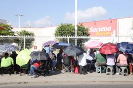 En Oaxaca, integrantes de la Sección 22 iniciaron un bloqueo generalizado en los centros comerciales y tiendas departamentales.