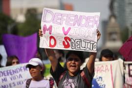 Un grupo de mujeres de varios colectivos marchan en apoyo a la joven mexicana Roxana Ruiz, condenada a seis años de cárcel por defenderse de su violador, en Ciudad de México.