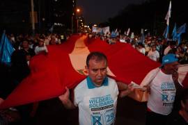 Simpatizantes de Renovación Popular durante una manifestación política en Lima, en el contexto de la reciente jornada electoral marcada por las fallas logísticas.