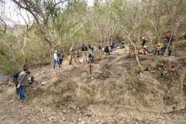 Peritos de la Fiscalía investigaron cuerpos sin vida en presunto accidente automovilista en Guerrero