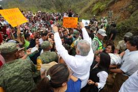 Visita. Obrador arribó en un helicóptero de la Fuerza Aérea a la comunidad de Mazunte.