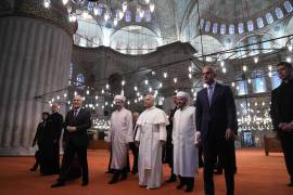 El papa León XIV caminando con el muecín de la mezquita Asgın Tunca; el muftí provincial de Estambul, Emrullah Tuncel, el imán de la mezquita Sultanahmet Fatih Kaya visitan la Mezquita Azul en Estambul.