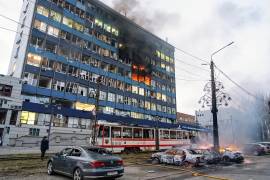 Un ataque ruso con bombas aéreas guiadas sobre una zona urbana en la ciudad ucraniana de Zaporiyia. La guerra de Ucrania ha producido 229.7 millones de toneladas de CO2 desde que inició el conflicto militar.