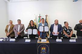 Nazira Zogbi Castro, titular de la Secretaría del Trabajo en Coahuila, y Octavio Pimentel, rector de la UAdeC, firmaron el convenio de colaboración.