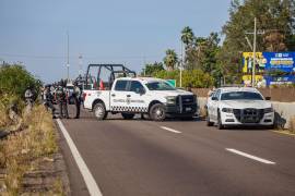 Compañías de autotransporte suspenden viajes mientras el Gabinete de Seguridad refuerza su presencia para solucionar cierre de vialidades nacionales.