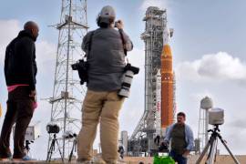 Fotógrafos instalan cámaras remotas cerca del cohete lunar Artemis II de la NASA en la plataforma de lanzamiento 39-B del Centro Espacial Kennedy en Cabo Cañaveral, Florida.
