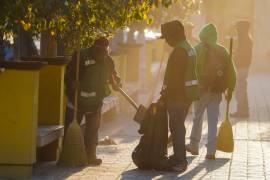 Desde temprana hora, cuadrillas de Servicios Primarios mantienen labores de limpieza y mantenimiento en distintos sectores de Ramos Arizpe.