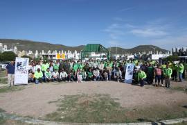 Autoridades y vecinos de Hacienda Narro unieron esfuerzos para reforestar ocho plazas públicas como parte de las Jornadas por la Paz.