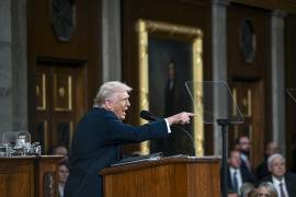 El presidente estadounidense, Donald Trump, pronuncia su primer discurso sobre el Estado de la Unión de su segundo mandato ante una sesión conjunta del Congreso en la Cámara de Representantes del Capitolio.