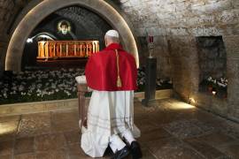 El Papa León XIV reza ante la tumba de San Charbel Makhlouf en el Monasterio de San Marón, en Annaya, Líbano.