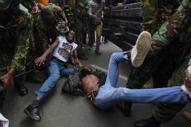 Policías arrestan a manifestantes en Nairobi, Kenia, el 25 de junio del 2026, informó Associated Press.