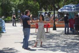 Eva Longoria, visitó el mercado de Santiago en el centro de esta ciudad, acompañada del Chef Roberto Solís y su equipo de producción, quienes se encuentran grabando una serie de televisión.