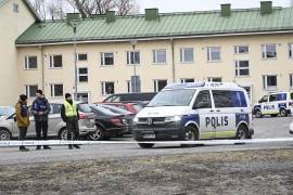 Policía en el lugar de un tiroteo en una escuela en Vantaa, Finlandia. Un alumno de 12 años quitó la vida a tiros a un compañero e hirió a otros dos en una escuela secundaria.