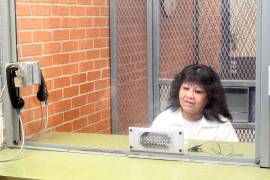 Melissa Lucio, tras una pantalla de vidrio y rodeada de rejas, durante una entrevista realizada el 29 de marzo en la cárcel de Mountain View en Gatesville, Texas.