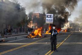 El presidente de Estados Unidos, Donald Trump, ordenó el despliegue de 2 mil efectivos de la Guardia Nacional en Los Ángeles en respuesta a las protestas desatadas tras una serie de redadas migratorias.