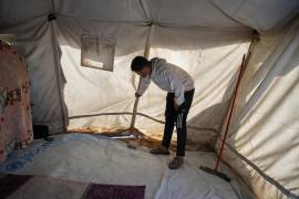 Muhannad Abu Muharib, de 27 años, refuerza su tienda de campaña tras los daños causados por la tormenta en un campamento provisional en la playa de Deir al-Balah, en el centro de la Franja de Gaza.