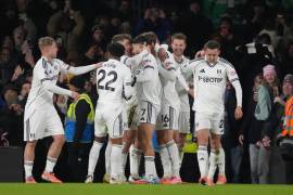 Raúl Jiménez celebra el gol con el que Fulham abrió el marcador ante Chelsea en Craven Cottage.