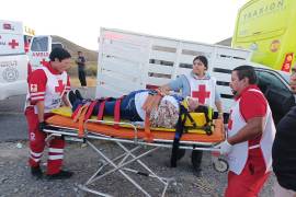 Paramédicos de la Cruz Roja rescataron a dos personas que quedaron atrapadas en la cabina de la camioneta tras el fuerte impacto contra el camión de transporte.